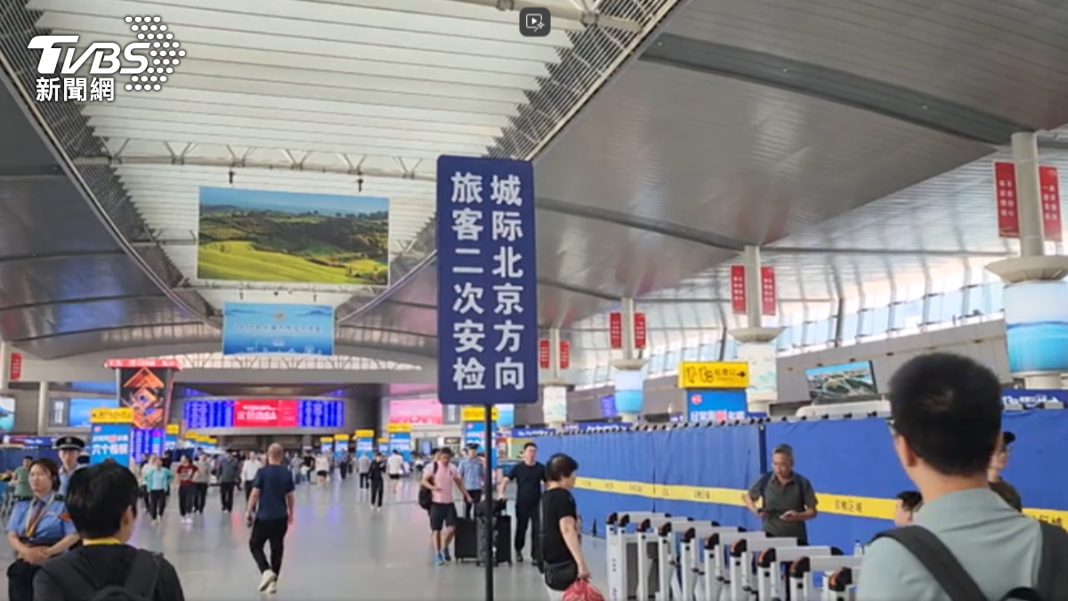 天津高鐵站已拉起柵欄,並清楚標示進入北京需二次安檢。(圖/TVBS)