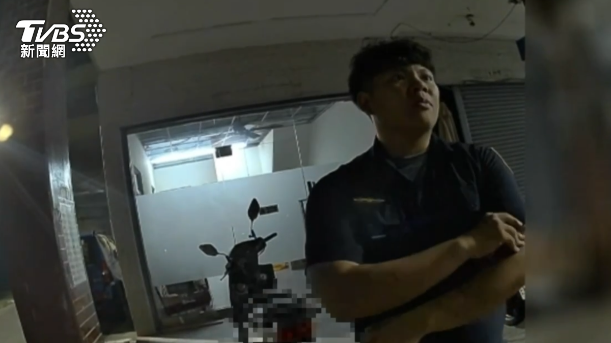 由於無酒駕的相關事證,警方認定藍衣男子深夜喧嘩,最後將人保護管束帶回。(圖/TVBS)