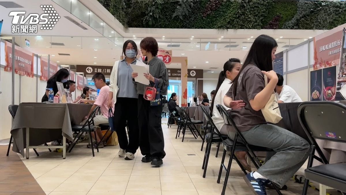 新北勞工局跟林口三井outlet攜手,推出徵才活動,其中大部分都是餐飲集團。(圖/TVBS)