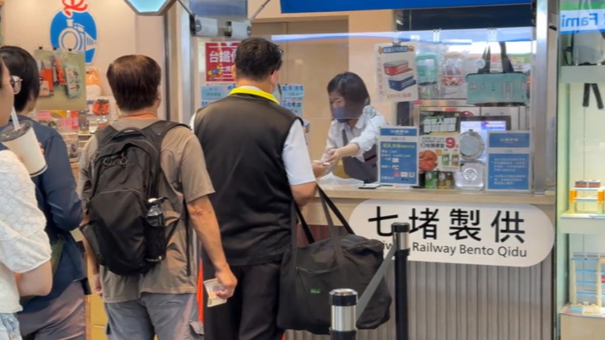 台鐵統計,活動第一天就有超過100名軍人來使用優惠。(圖/TVBS)