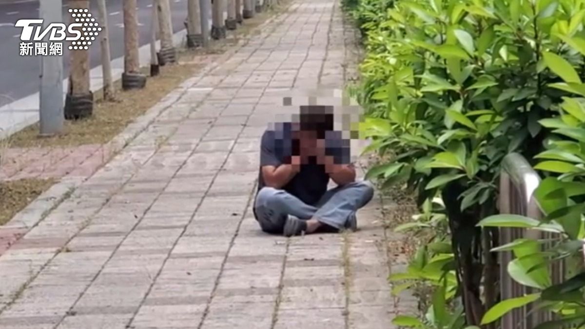 駕駛肇事後坐地疑掩面痛哭。(圖/TVBS)