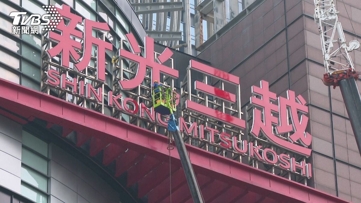 工程進度超前!台中新光三越「招牌已掛好」。(圖/TVBS)