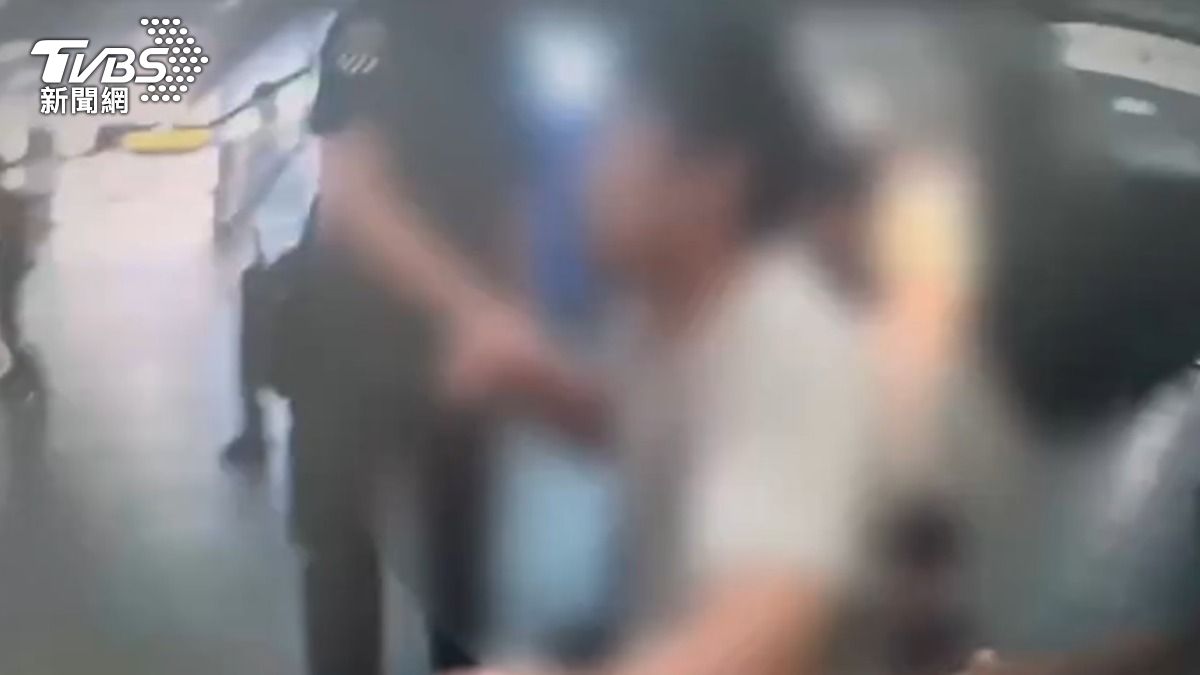男台北車站持刀砍人遭警壓制。(圖/TVBS)
