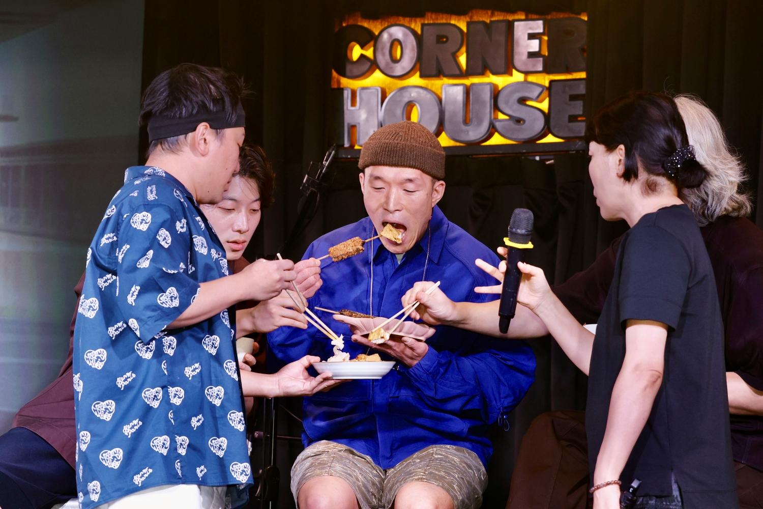 4位男性團員搶著吃臭豆腐。(圖/樂吉事達提供)