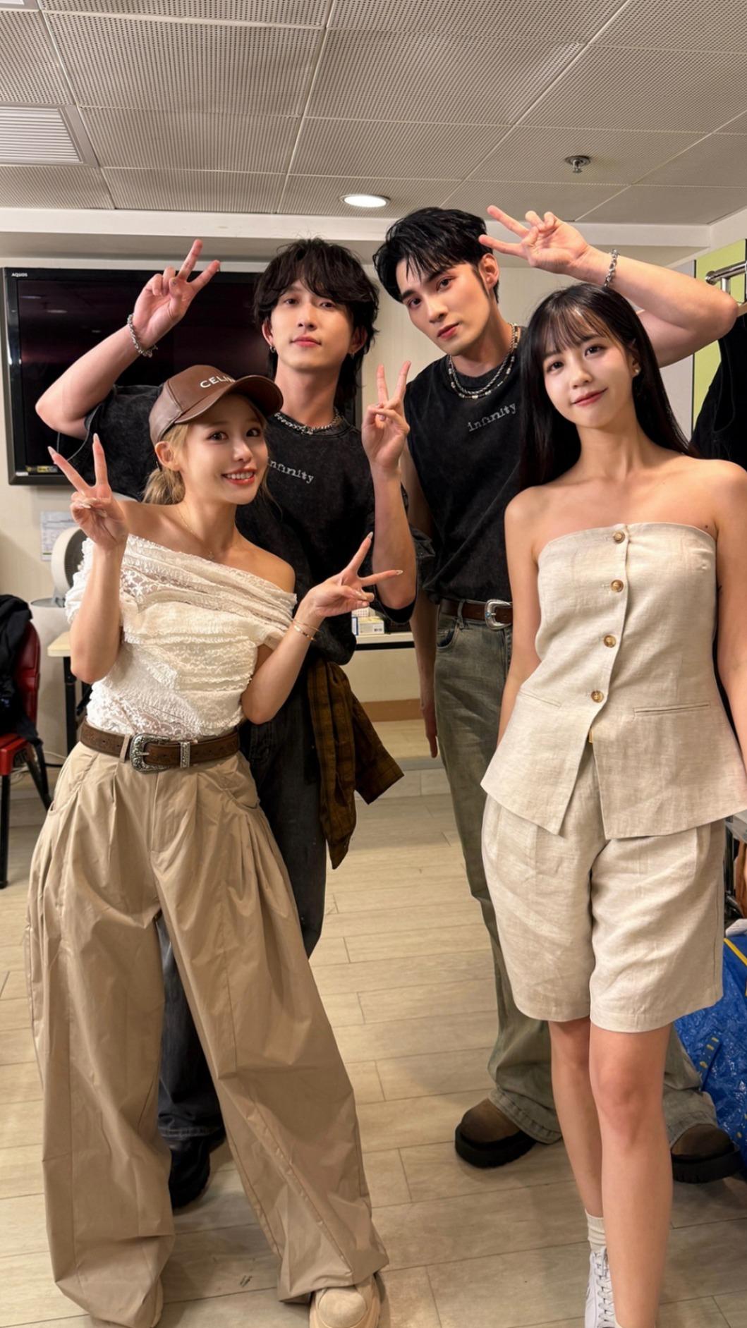 紀卜心和荳荳到香港直擊邱鋒澤(左二)、黃偉晉的演唱會後台。(圖/八大提供)