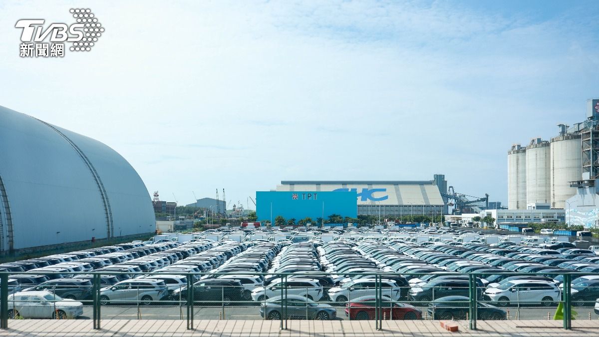美國關稅政策未明,進口車塞爆台北港。(圖/華子琛攝)