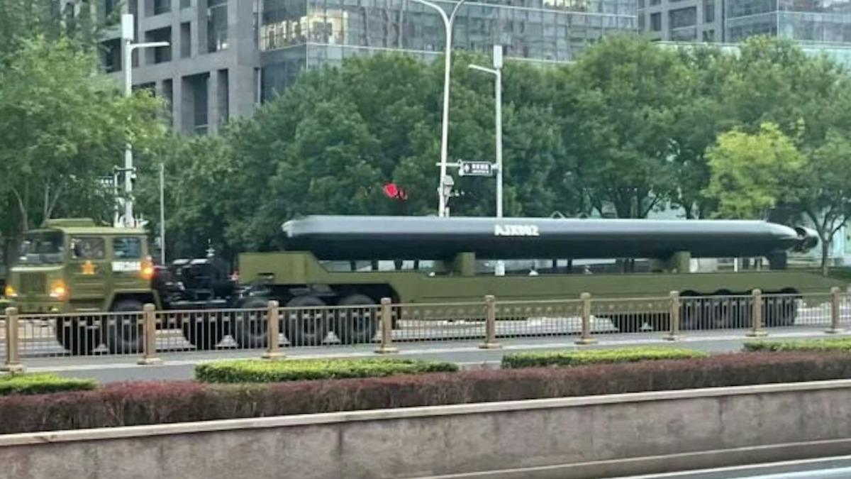 一款曝光的無人潛艇側身漆上了「AJX002」的編號。(圖/翻攝自Defence Blog@X平台)