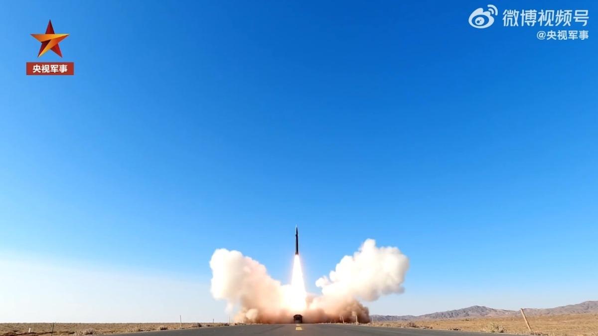 2022年,官媒首次公開東風-17高超音速導彈發射的畫面。(影片截圖)