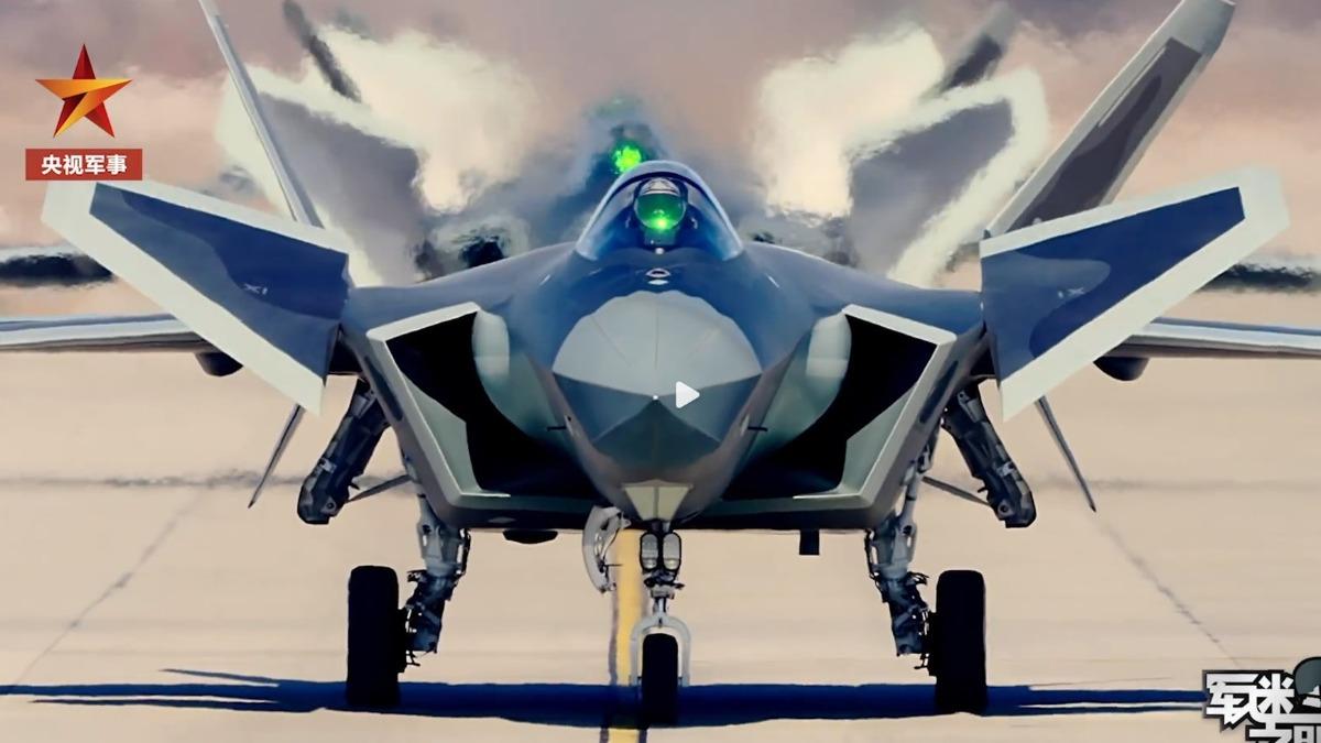 殲-20戰機是中國自主研製的全天候、中遠程、重型超音速隱形戰鬥機,具有優異的制空作戰能力和良好的對地對海精確打擊能力。其命名「威龍」。(圖/央視軍事截圖)