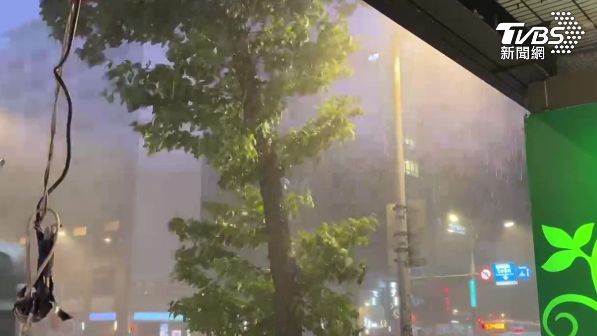 雷雨炸北桃!7縣市晚間大雨狂轟下班民眾。(圖/TVBS)