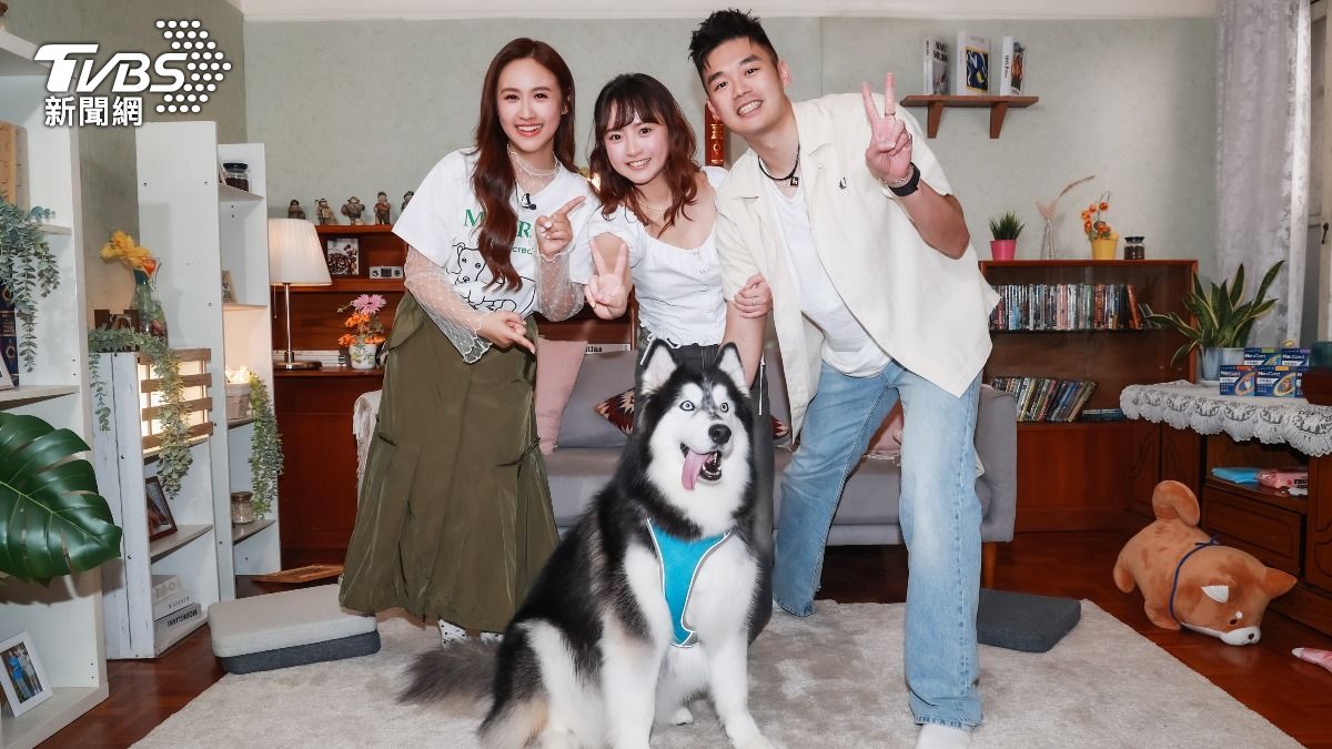 王齊麟、十元夫妻帶著哈士奇「Mugo」上節目與主持人吳姍儒暢談。(圖/趙世平攝)