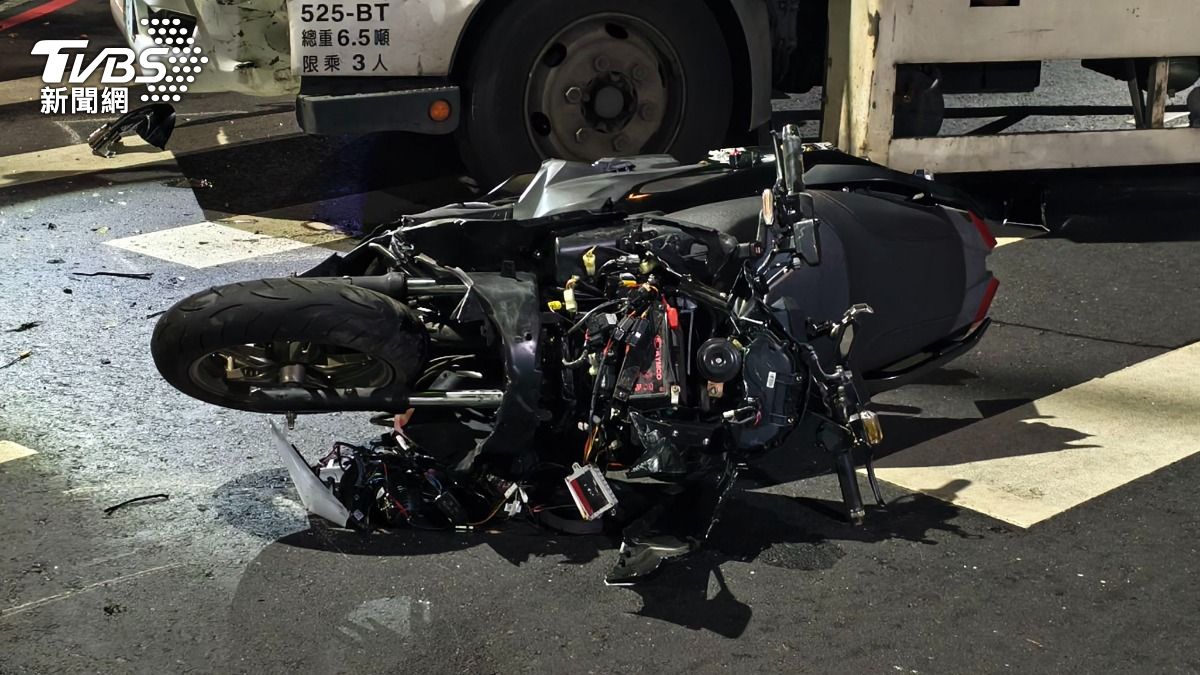 事故機車車體嚴重變形。（圖／陳冠宇攝）