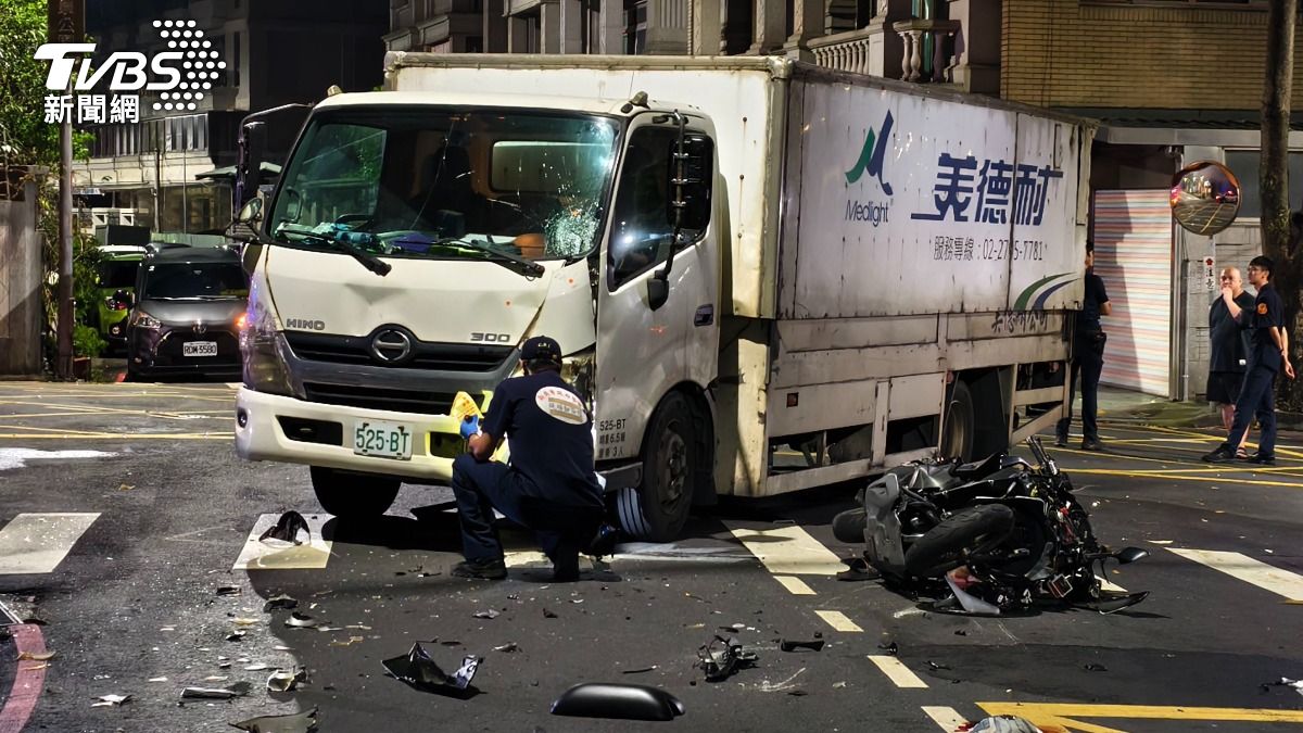 車殼碎片散落一地，可見撞擊力道驚人。（圖／陳冠宇攝）
