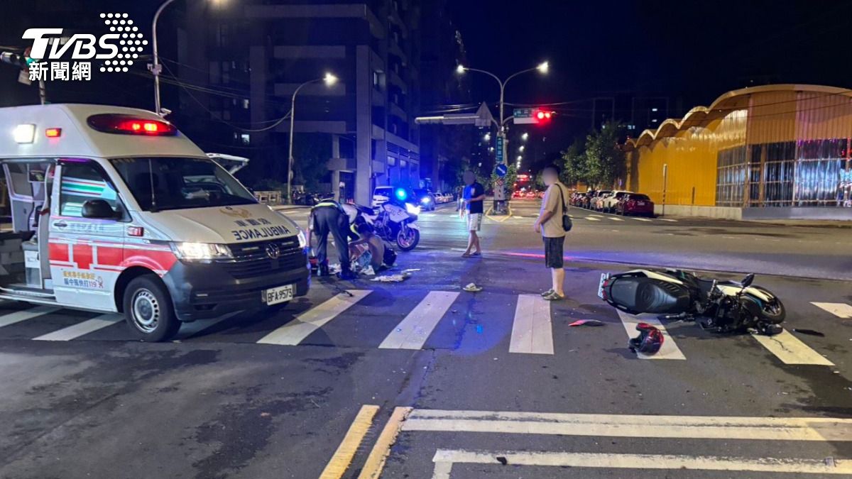經警方初步調查,蔡男行經路口時闖紅燈,煞車不及撞上周男駕駛之車輛。(圖/TVBS)