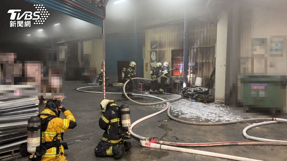 高雄阿蓮螺絲工廠暗夜傳爆炸聲 民眾聞惡臭驚覺失火急逃