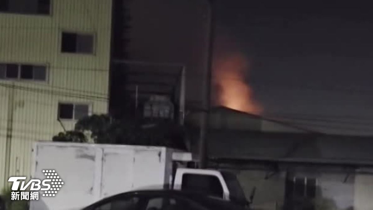 現場火煙竄出,消防獲報立刻到場佈水線救援。(圖/TVBS)
