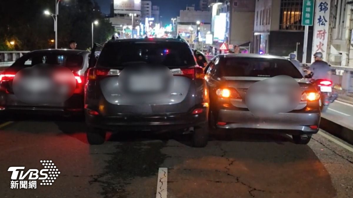 另類車聚?嘉市陸橋3車夾一起「卡死車道」害交通大亂