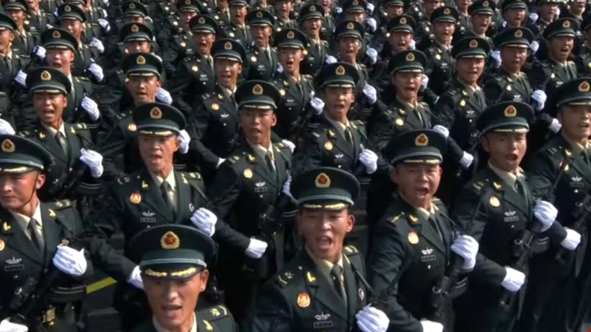 受閱官兵齊喊口號。(圖/翻攝自AP)