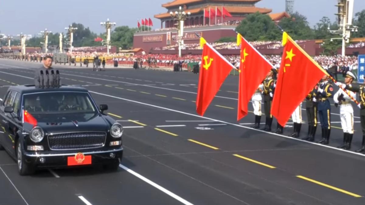 習近平搭「紅旗轎車」檢閱部隊。(圖/翻攝自AP)