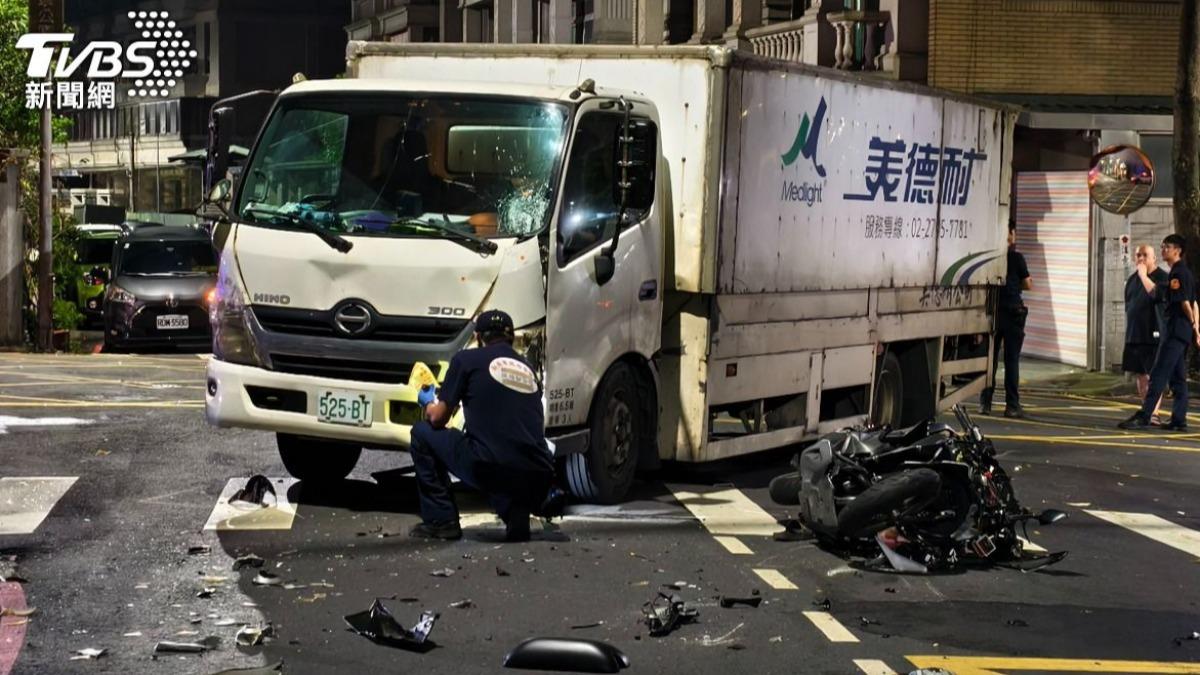 貨車對撞機車,現場一團混亂。(圖/TVBS)