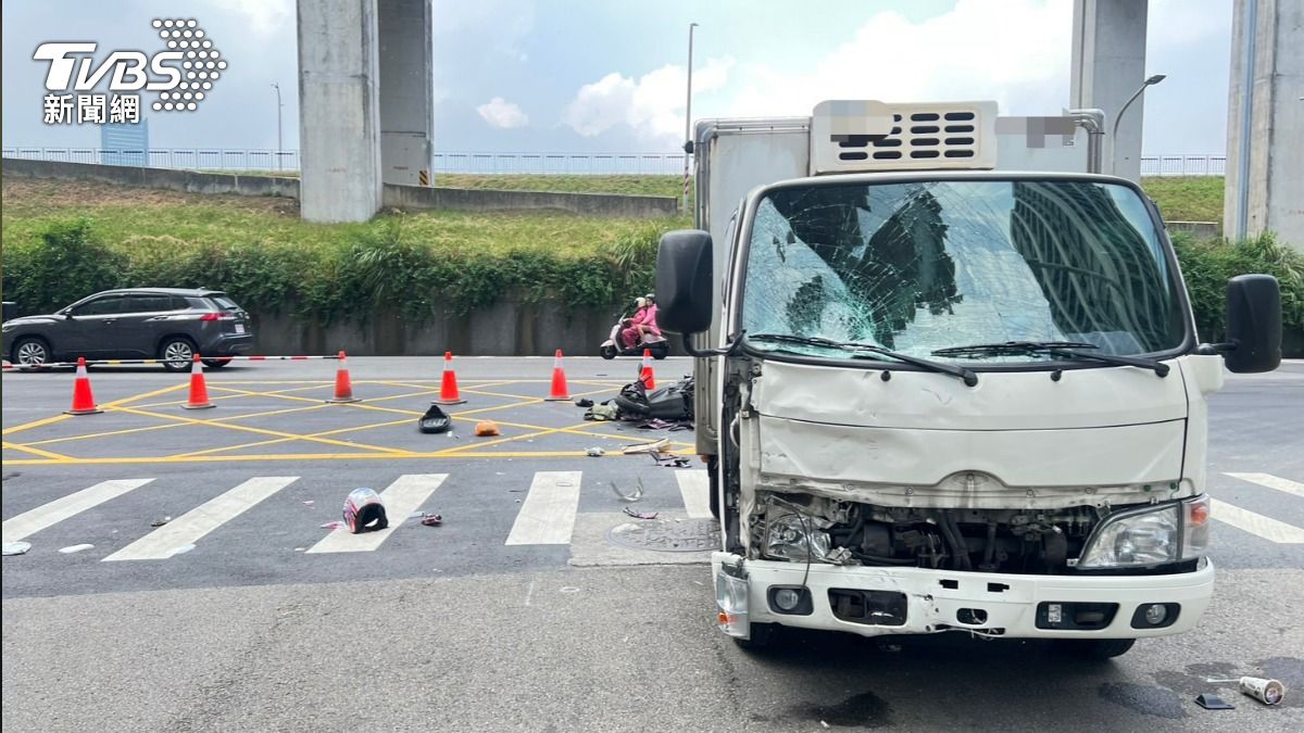 直行的機車與左轉貨車碰撞,騎士噴飛命危。(圖/TVBS)