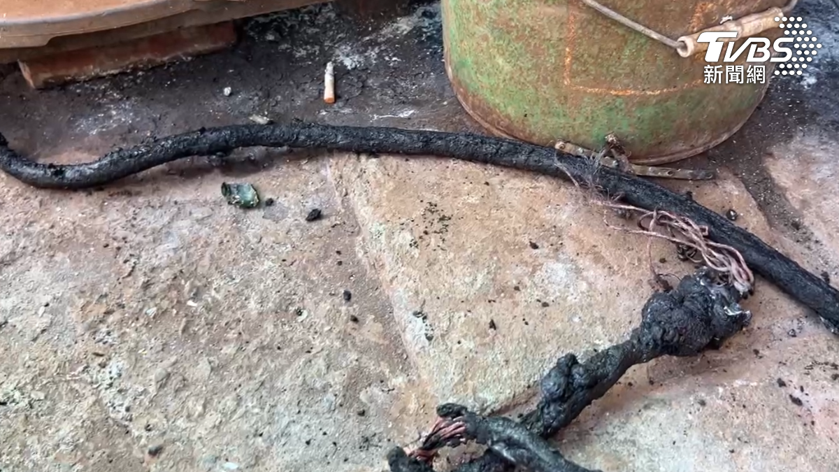 現場疑似在一樓門口施作工程時，松香水潑灑到延長線，延長線已經嚴重燒焦（圖／TVBS）