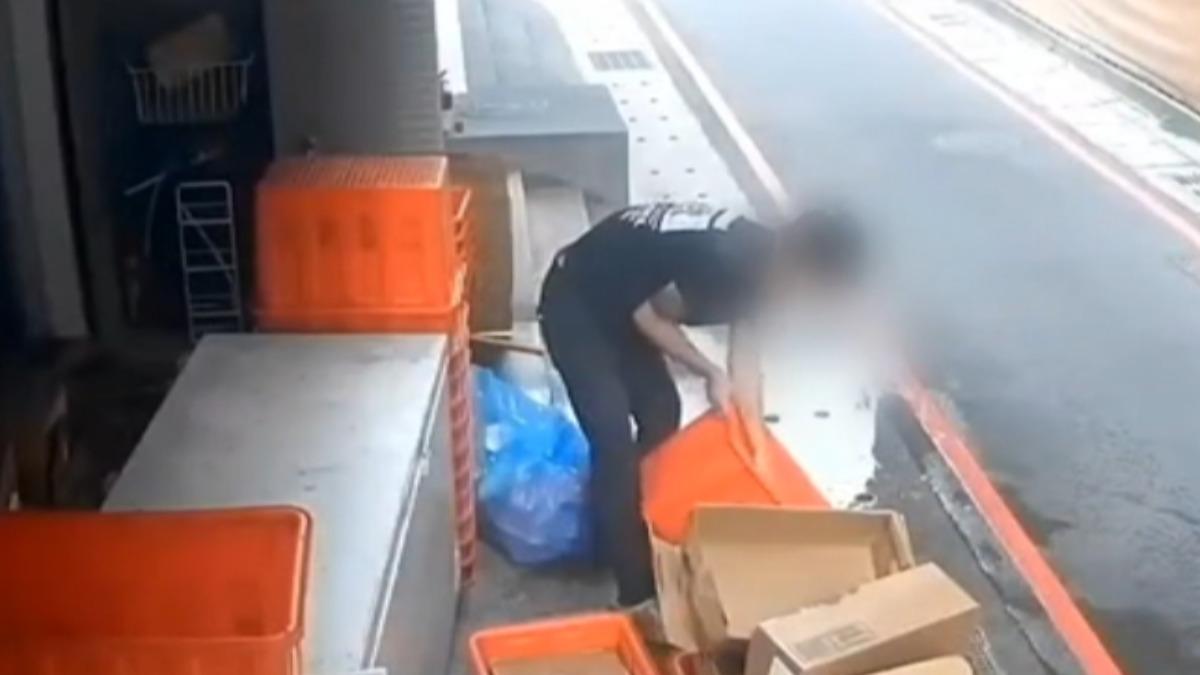 肉商遭控路邊退冰、血水倒水溝,鄰居怒檢舉。(圖/民眾提供)