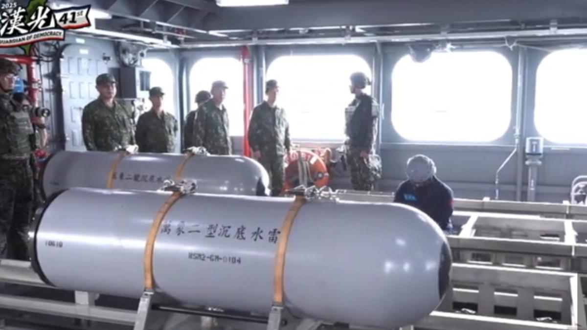 漢光41號演習中,總統賴清德視導海軍自動化布雷,圖為國造萬象二型沉底雷投放作業操演。(圖/國防部)