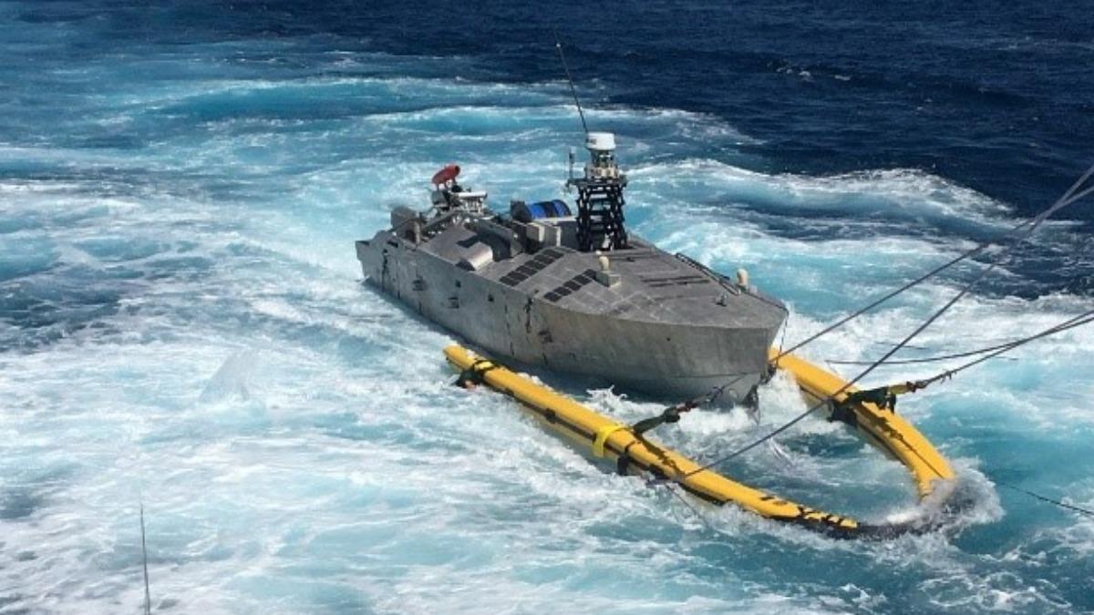將水下無人載具UUV、水下遙控獵雷載具ROV整合在水面無人艦艇USV的無人化掃雷,美軍迄今也仍在測試階段。(圖/U.S. NAVY)