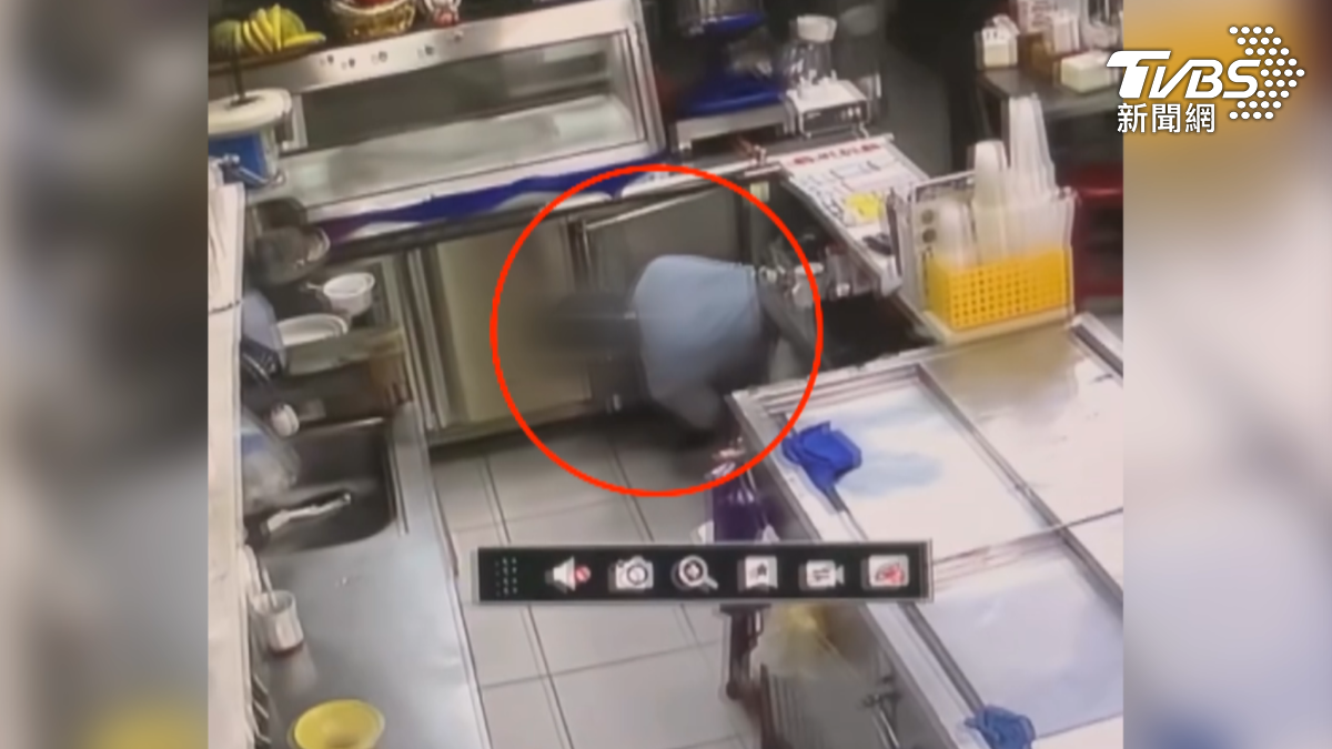 高雄一名大膽竊賊,以匍匐前進方式,偷偷摸摸爬進一間冰店行竊(圖/TVBS)