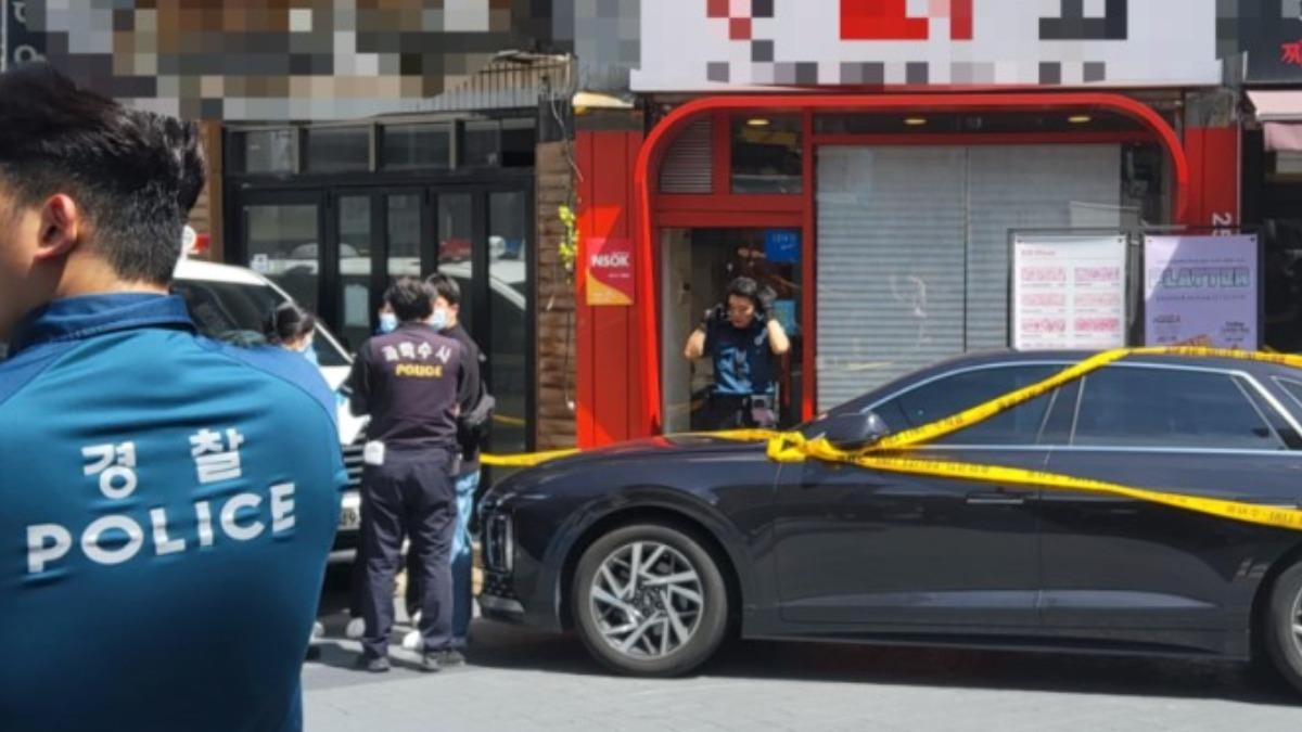 事發門口店外。(圖/翻攝khan)