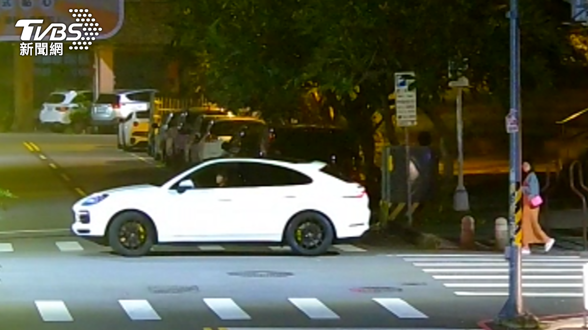 怕代駕找不到?男酒駕保時捷出停車場 還壓斑馬線下場完了