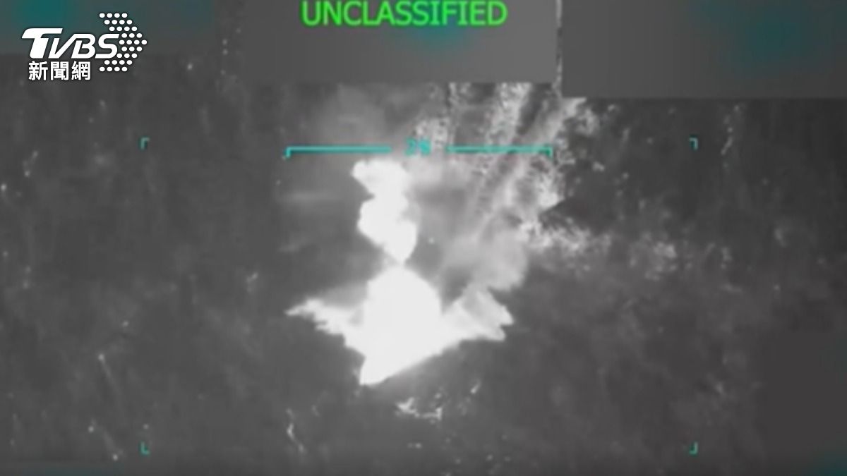 美國總統川普2日稱美軍艦凌晨炸毀委內瑞拉販毒組織船隻,在社群公布轟炸影片。 (圖 : 翻攝川普真實社交)