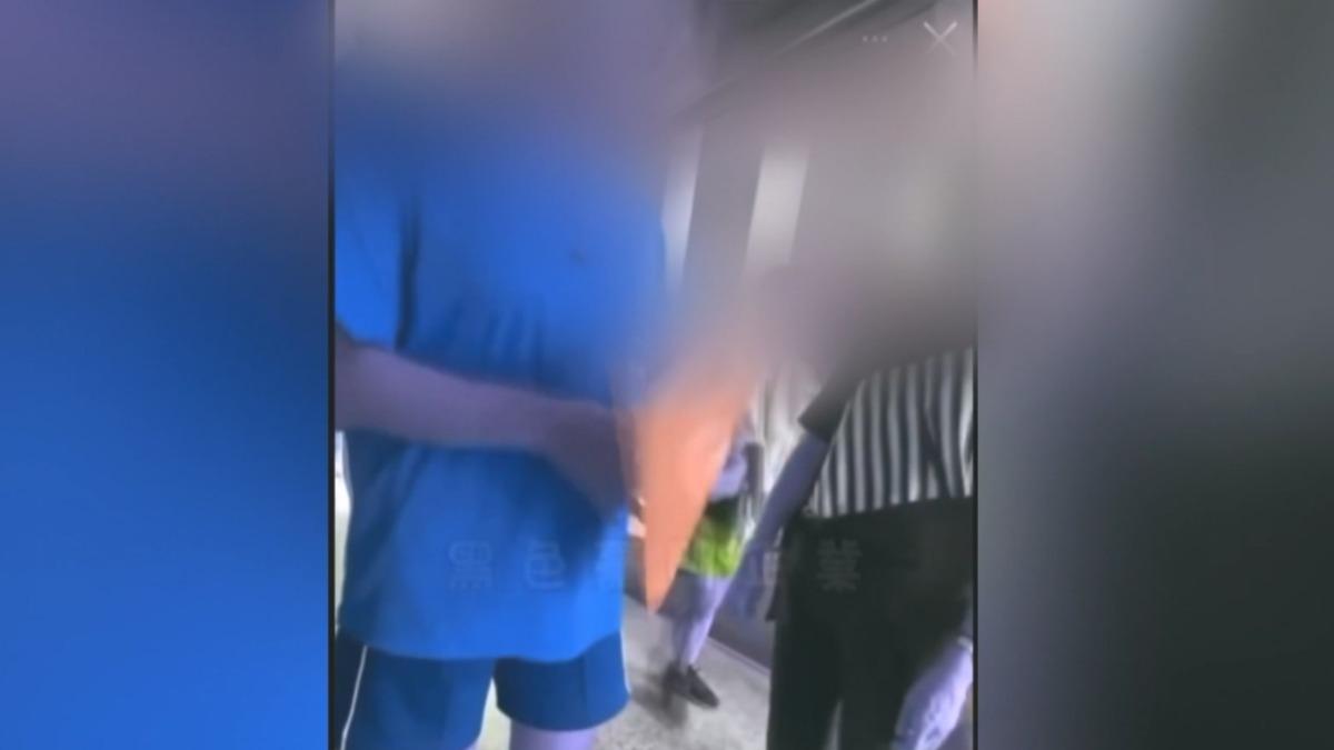 開學日下課後，被女老師規勸早點回家，竟然以十分惡劣態度怒嗆辱罵老師（圖已抽色馬賽克處理／翻攝黑色豪門企業）