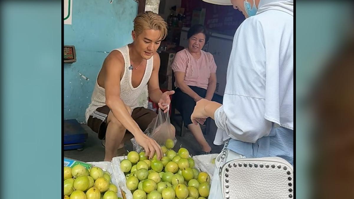 吳克群中國擺攤賣水果?「蹲下裝袋」畫面瘋傳 真相曝光
