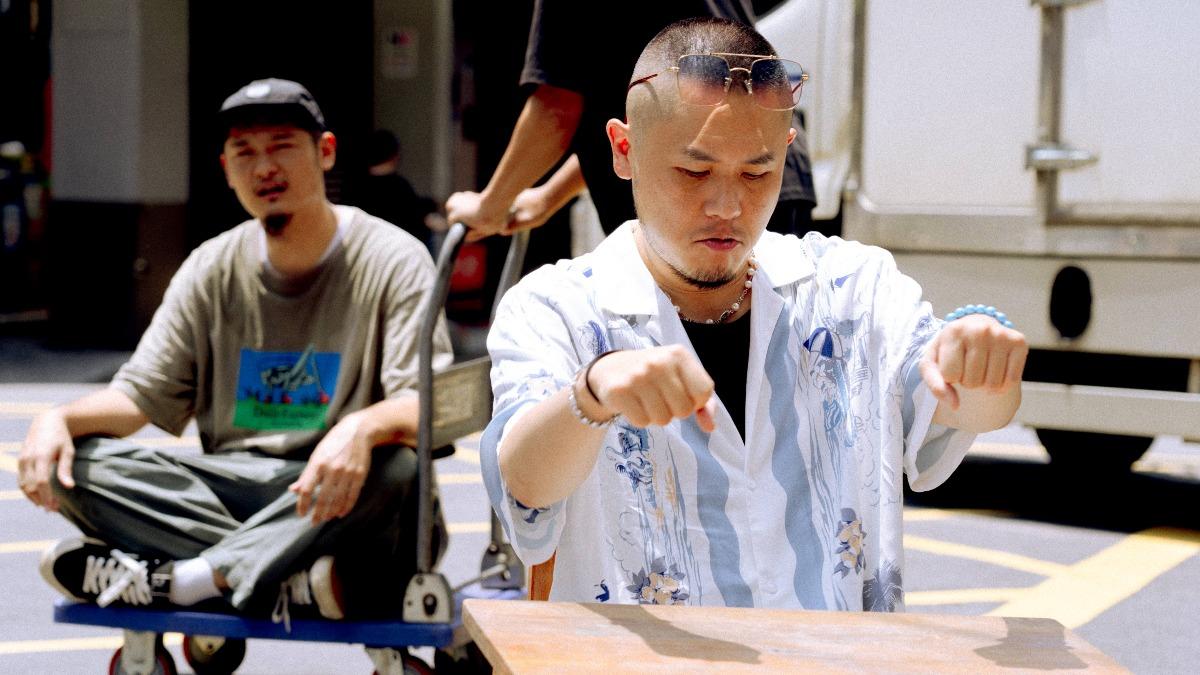 金曲歌王Leo王(左)將和顏冠希驚喜共演。(圖/笨道策展有限公司提供)