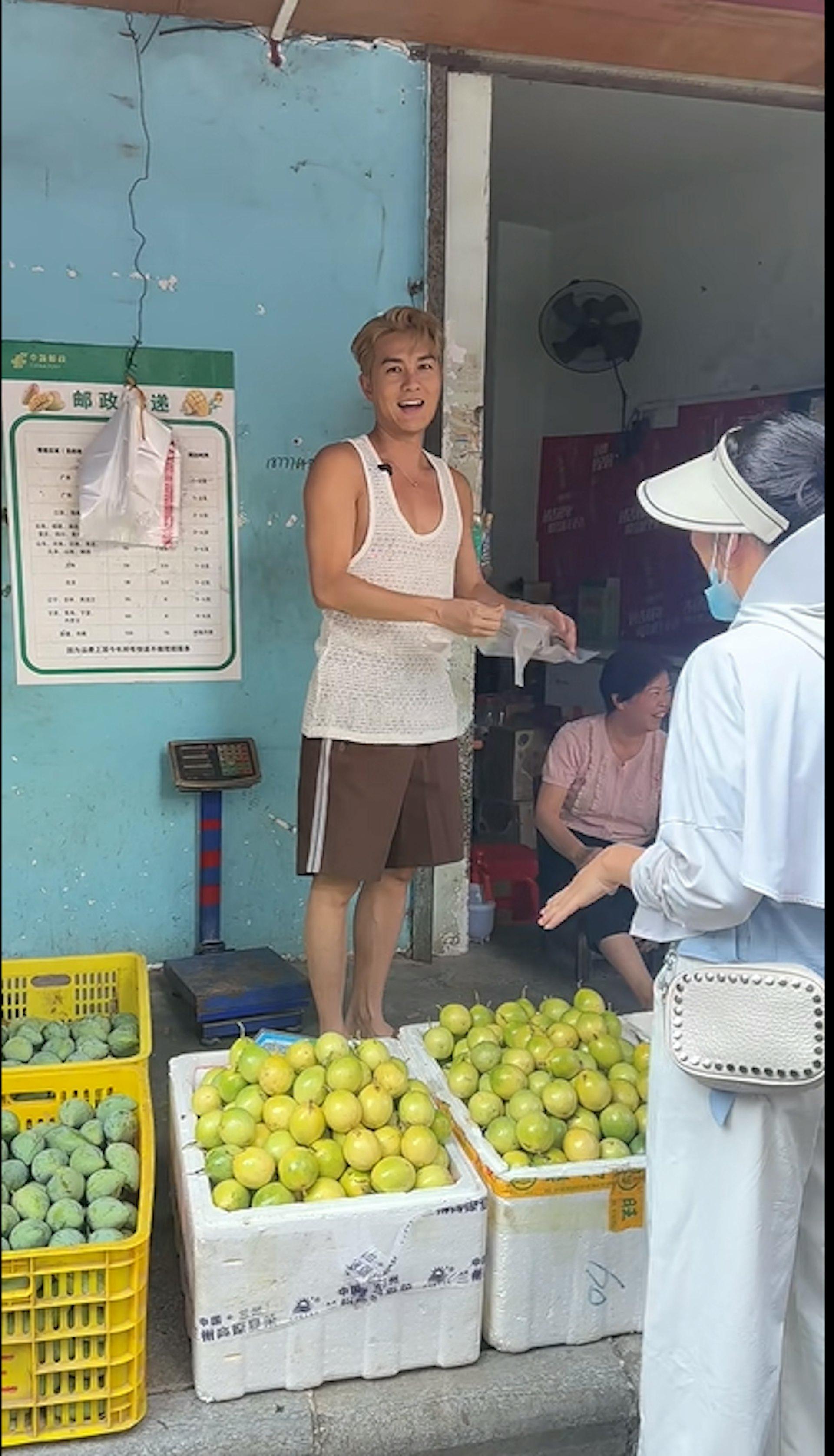 吳克群到廣西的音樂節表演,趁空閒時在當地助農。(圖/翻攝自小紅書)