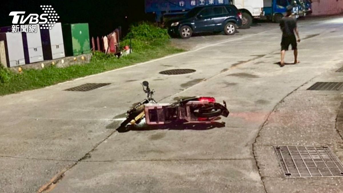 港籍女子深夜於綠島騎車對撞機車,左膝開放性骨折送醫(圖/民眾提供)