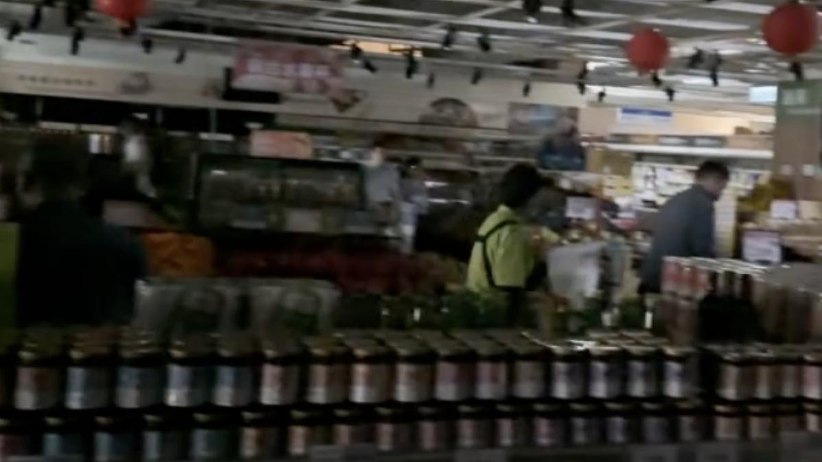 桂林家樂福突大停電「整間店全暗」民眾摸黑吃飯 台電曝原因