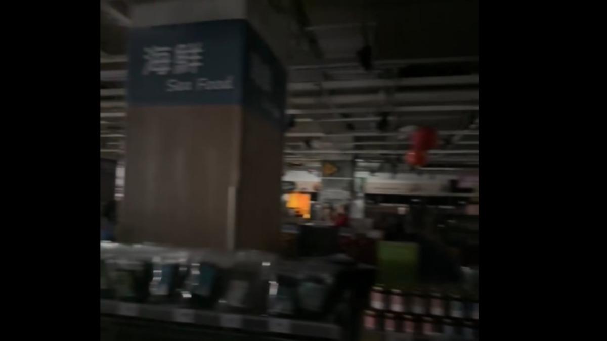 賣場一片漆黑。（圖／網友@s88071s88071授權提供）