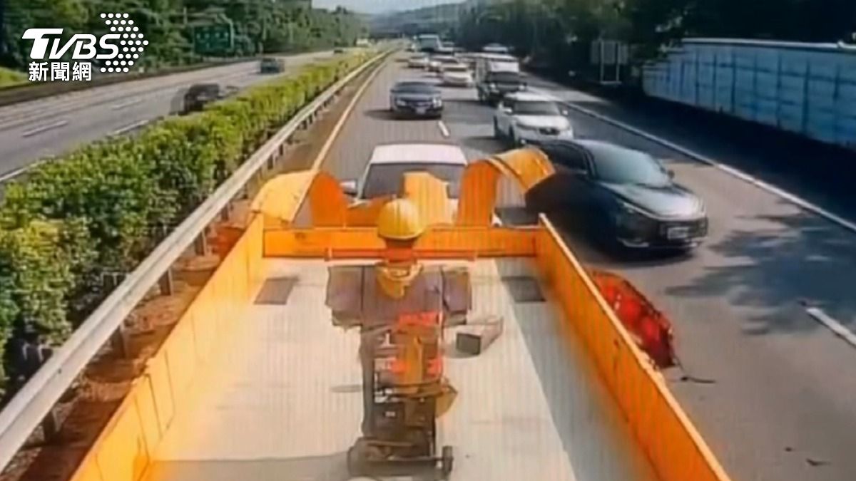 國道電動車猛撞緩撞車 肇事男「暫時失憶」。(圖/TVBS)