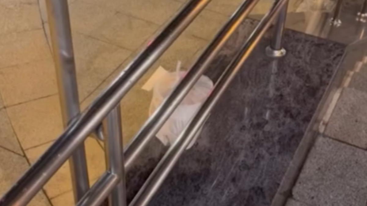 民眾目擊外送餐點被丟在捷運站出口。(圖/kristynii_ threads)