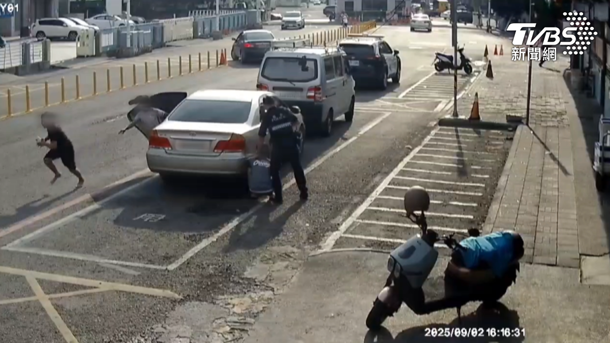 屏東警方接獲違規停車檢舉前往取締，車上五人包括駕駛全都立即落跑，場面宛如「全員逃走中」。（圖／TVBS）