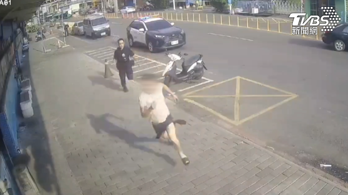 員警在查緝過程中遭一名逃逸外勞出手揮拳，造成一名員警頭暈及胸悶。（圖／TVBS）
