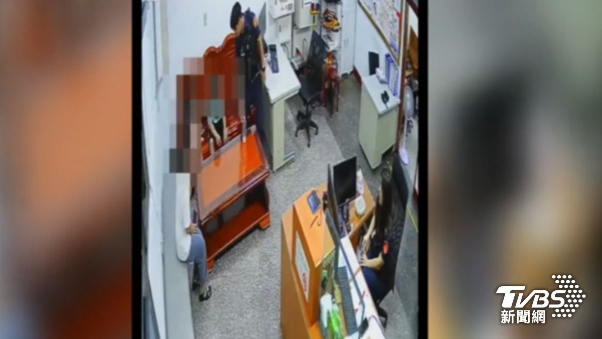 警化身保姆，把挨餓的國小姊弟倆帶回派出所，餵飽他們。（圖／TVBS）