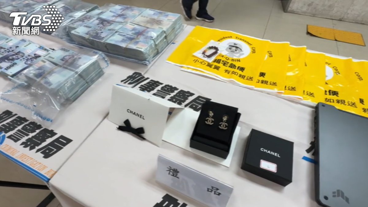 詐騙集團準備各式禮品，取信各年齡層被害人。（圖／TVBS）