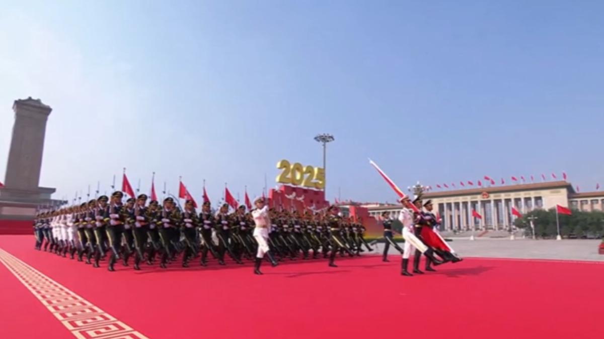 中共舉行九三閱兵，意圖爭奪抗戰勝利的話語權。不過專家同時認為，同時在預告2035年的未來軍隊建設。(圖／央視)