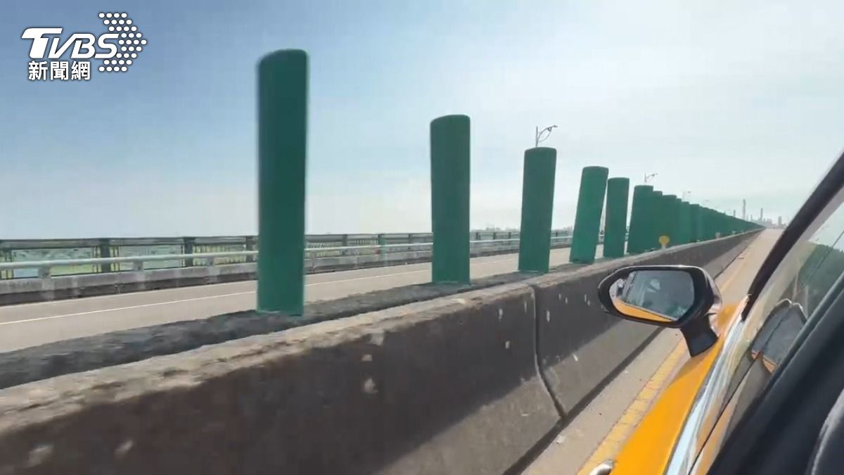 一名駕駛在高雄雙園大橋遭遇驚險事件,他的車輛後照鏡突然被不明物體撞壞,推測可能是橋上傾斜的防眩板所造成。(圖/TVBS)