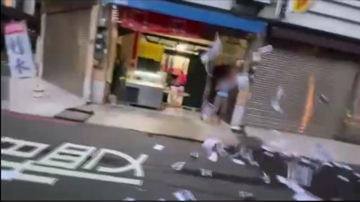 「欠24萬不還」討債男剉冰店前散傳單。(圖/民眾提供)