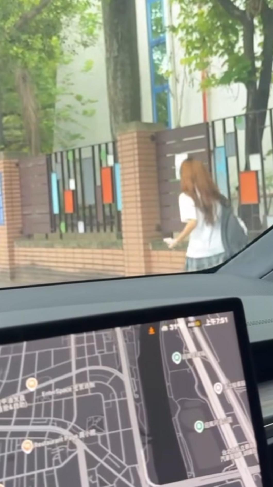 女兒跟爸爸撒嬌，由爸爸專車接送，到校後頭也不回直接走進教室。（圖／翻攝自sleepyjane415　IG）